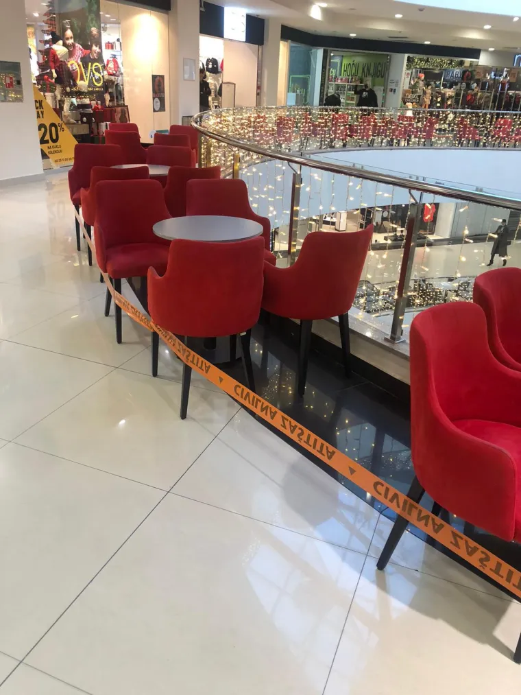 Akcija Civilne za&scaron;tite u trgovačkom centru: Ljepljivom trakom zagradili stolove i zatvorili terasu!