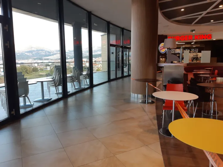 Akcija Civilne za&scaron;tite u trgovačkom centru: Ljepljivom trakom zagradili stolove i zatvorili terasu!