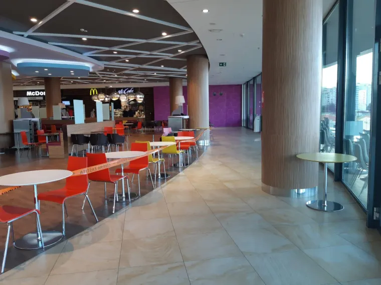 Akcija Civilne za&scaron;tite u trgovačkom centru: Ljepljivom trakom zagradili stolove i zatvorili terasu!