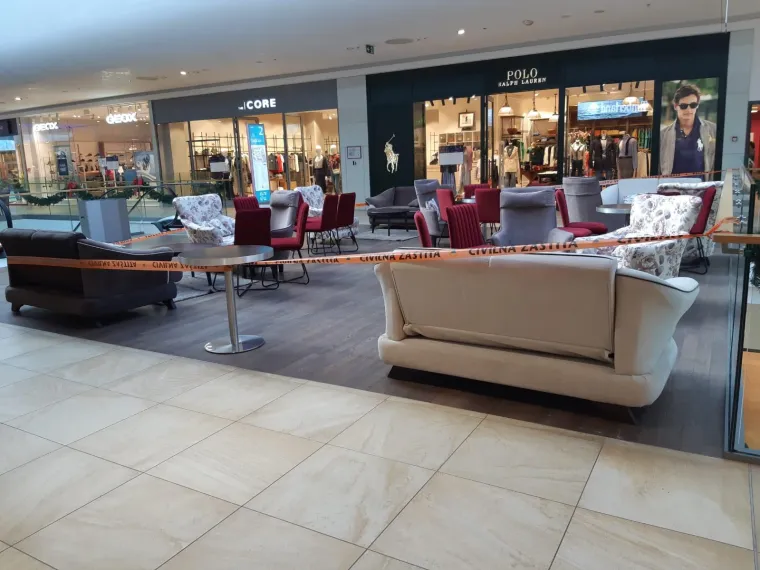 Akcija Civilne za&scaron;tite u trgovačkom centru: Ljepljivom trakom zagradili stolove i zatvorili terasu!