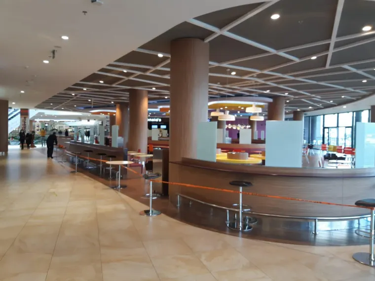 Akcija Civilne za&scaron;tite u trgovačkom centru: Ljepljivom trakom zagradili stolove i zatvorili terasu!