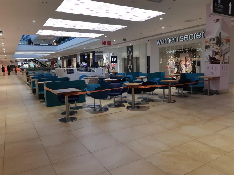 Akcija Civilne za&scaron;tite u trgovačkom centru: Ljepljivom trakom zagradili stolove i zatvorili terasu!