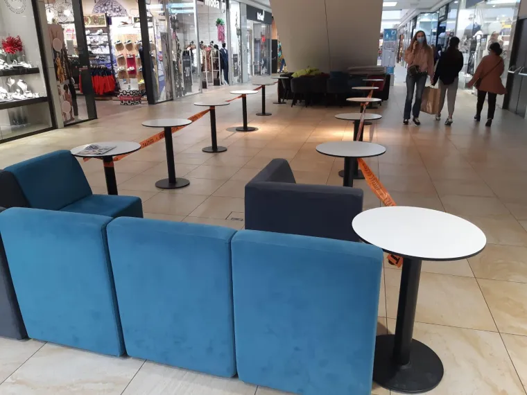 Akcija Civilne za&scaron;tite u trgovačkom centru: Ljepljivom trakom zagradili stolove i zatvorili terasu!