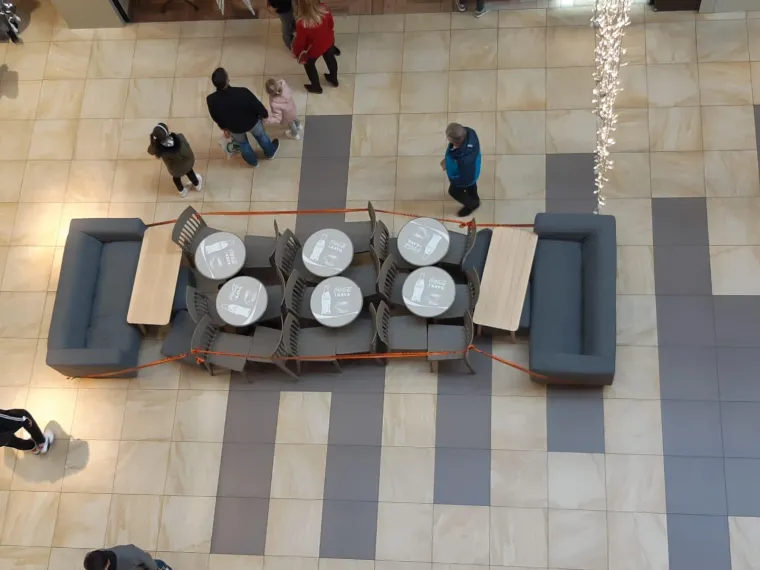 Akcija Civilne za&scaron;tite u trgovačkom centru: Ljepljivom trakom zagradili stolove i zatvorili terasu!