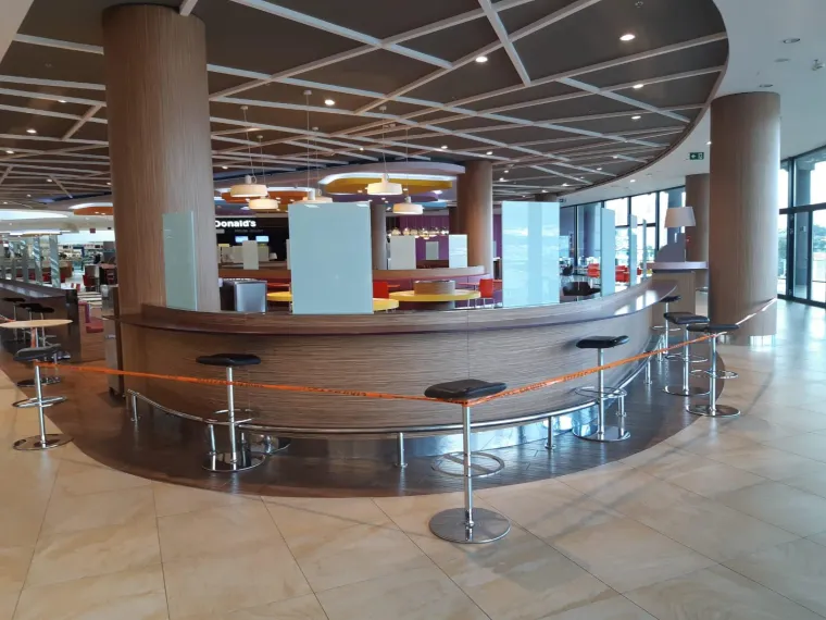 Akcija Civilne za&scaron;tite u trgovačkom centru: Ljepljivom trakom zagradili stolove i zatvorili terasu!