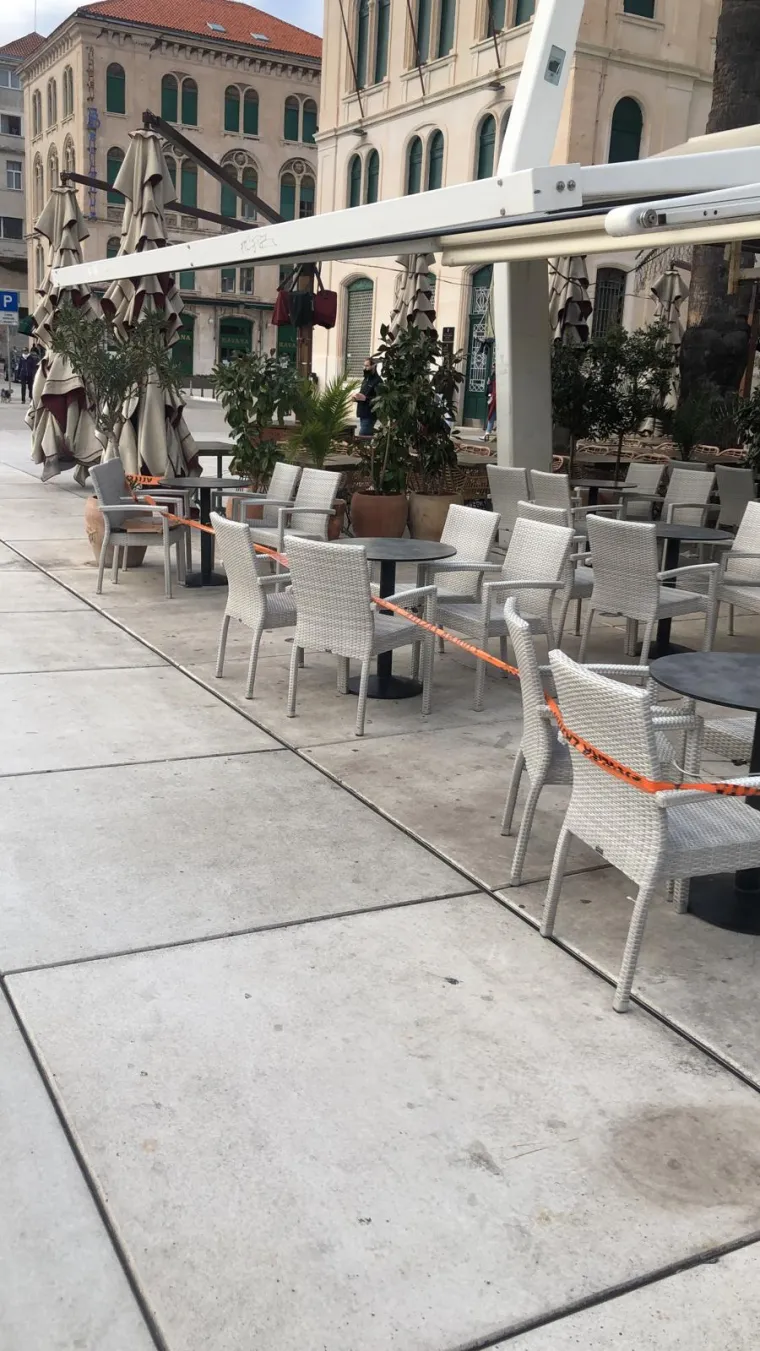 Akcija Civilne za&scaron;tite u trgovačkom centru: Ljepljivom trakom zagradili stolove i zatvorili terasu!