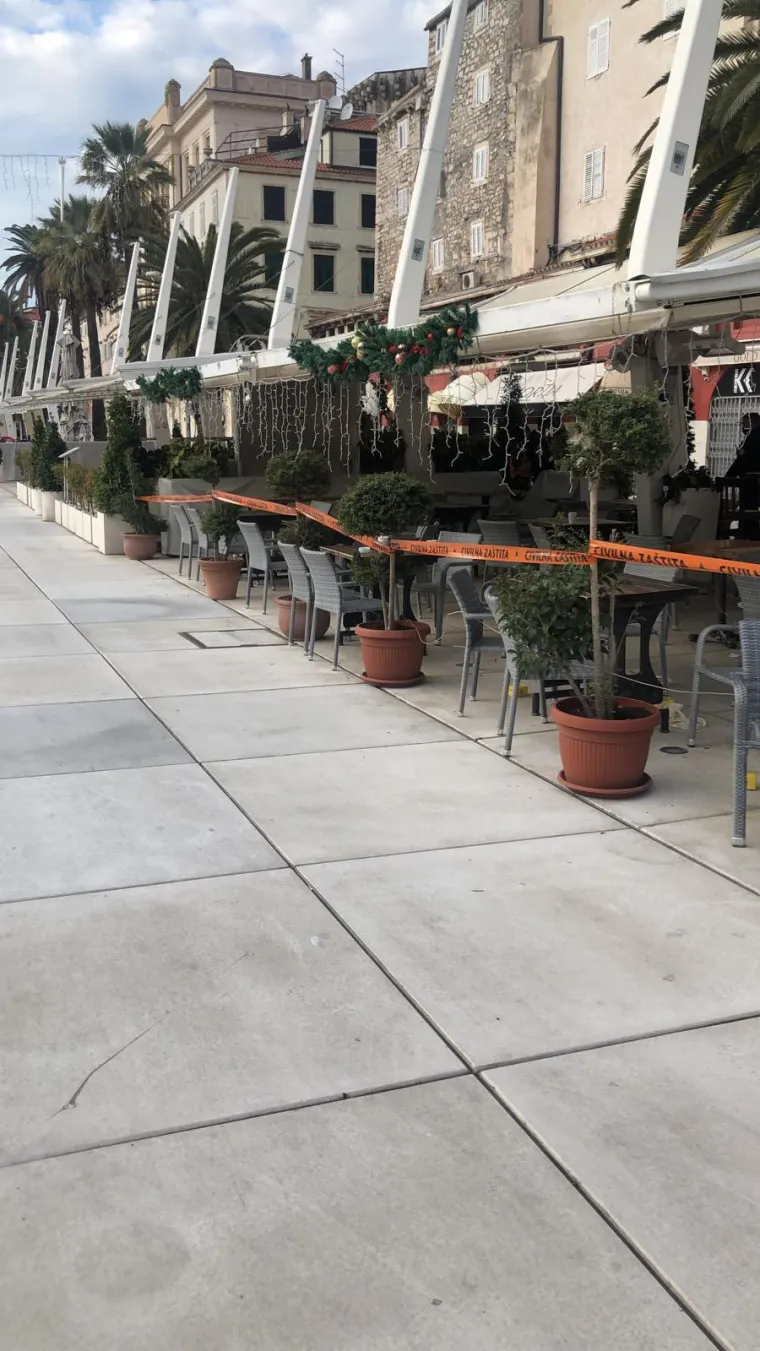 Akcija Civilne za&scaron;tite u trgovačkom centru: Ljepljivom trakom zagradili stolove i zatvorili terasu!