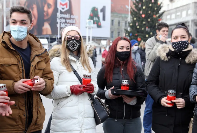 Okupljeni ugostitelji na Trgu bana Josipa Jelačića krenuli su u prosvjednu šetnju prema Ministarstvu financija gdje će izraziti svoje nezadovoljstvo novim mjerama kojima su ugostiteljski objekti zatvoreni. Foto: Patrik Macek/PIXSELL