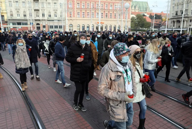 Usprkos velikom broju ljudi, daleko većem od propisanih 25 na javnim okupljanjima, većina prosvjednika drži distancu i nosi zaštitne maske. Foto: Patrik Macek/PIXSELL