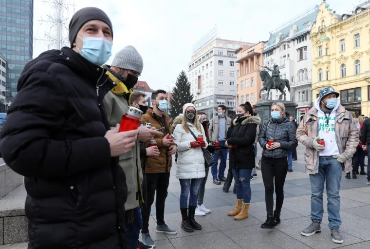 Mediji javljaju kako se okupilo nekoliko stotina ugostitelja koji su s lampašima u rukama nakon desetak minuta hodanja stigli pred Ministarstvo financija. Foto: Patrik Macek/PIXSELL