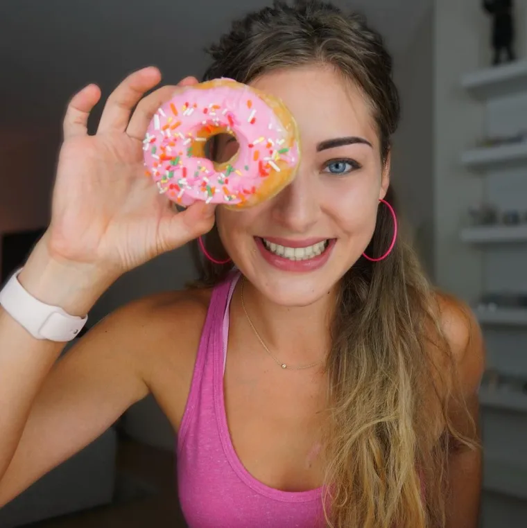 Njemica Livia Adams (25) iz Bonna prikupila je 55.000 pratitelja na Instagramu te 196.000 pretplatnika na svojemu YouTube kanalu, na kojemu svakodnevno dijeli sadržaje od kojih bi svakomu krenule sline.