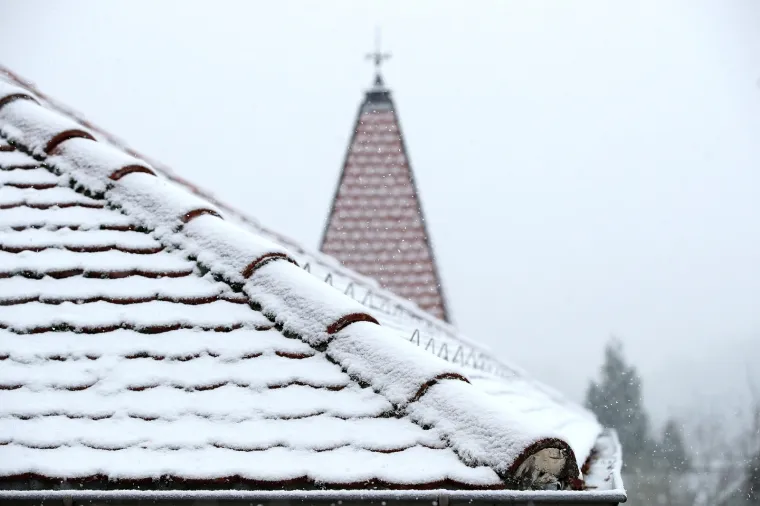 Krovovi su se zabijelili.
