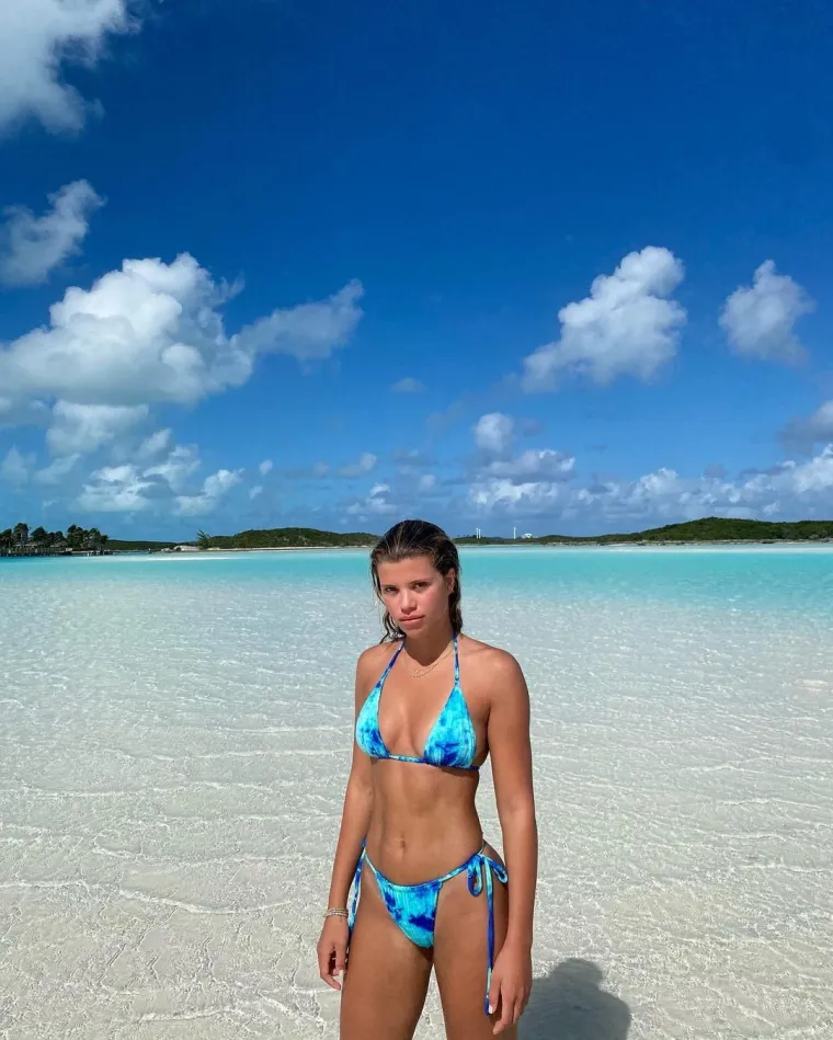 PREZGODNA MANEKENKA POKAZALA TIJELO IZ SNOVA NA BAHAMIMA: Na jednoj od plaža društvo su joj pravile – divlje svinje