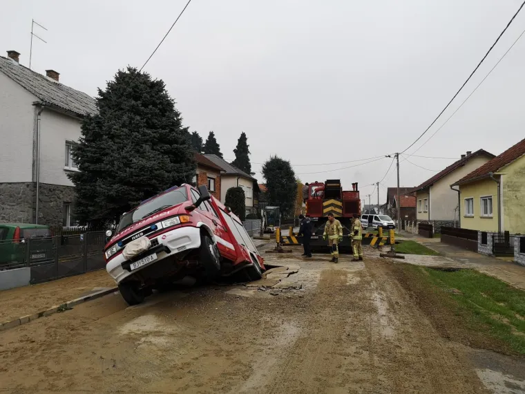 Propala cesta: Vatrogasci i&scaron;li na intervenciju pa nasred ceste upali u rupu