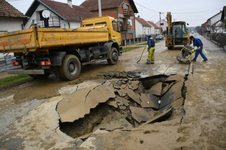 Propala cesta: Vatrogasci i&scaron;li na intervenciju pa nasred ceste upali u rupu