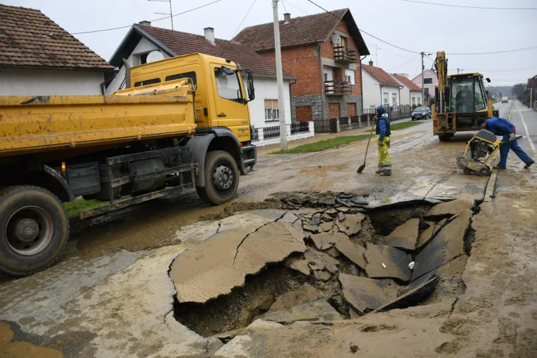 Propala cesta: Vatrogasci i&scaron;li na intervenciju pa nasred ceste upali u rupu
