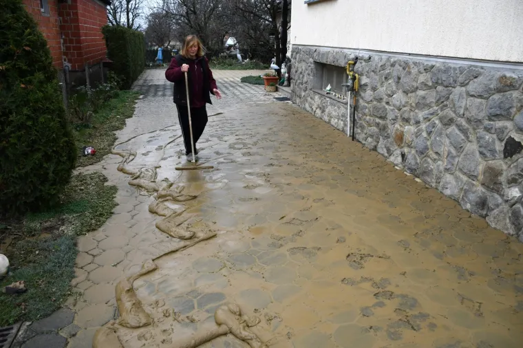 Propala cesta: Vatrogasci i&scaron;li na intervenciju pa nasred ceste upali u rupu