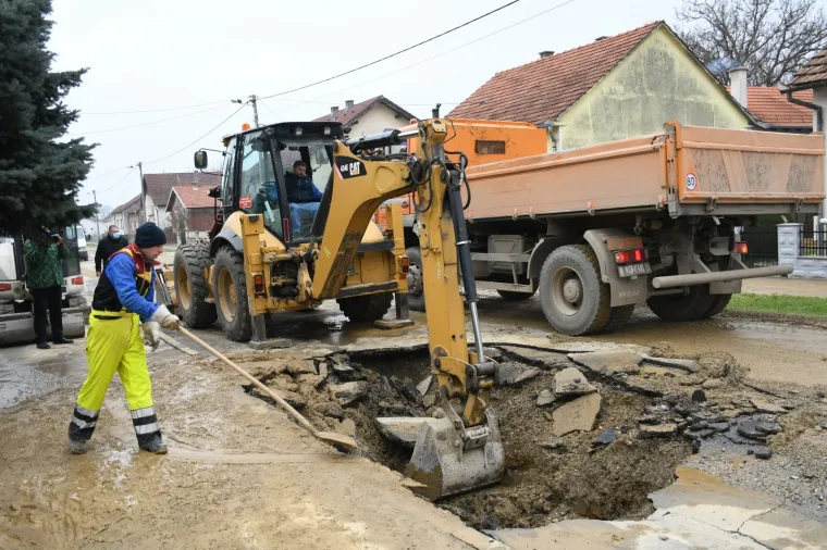 Propala cesta: Vatrogasci i&scaron;li na intervenciju pa nasred ceste upali u rupu