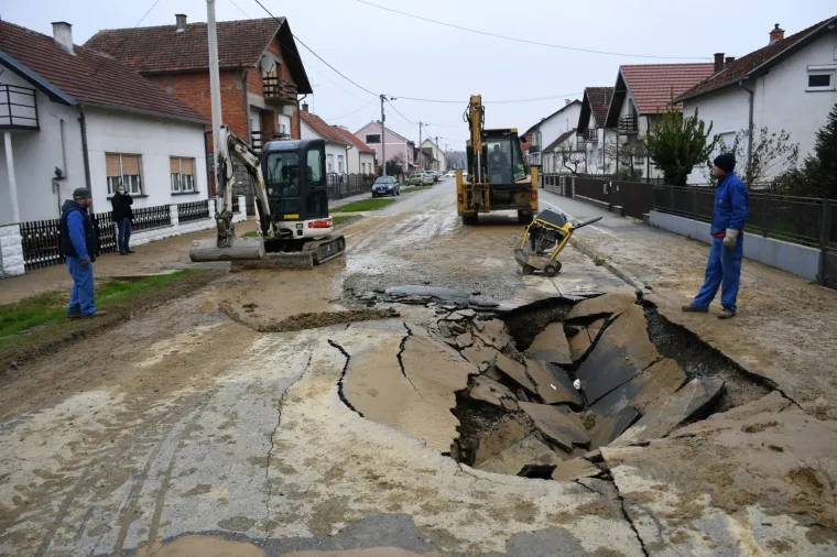 Propala cesta: Vatrogasci i&scaron;li na intervenciju pa nasred ceste upali u rupu