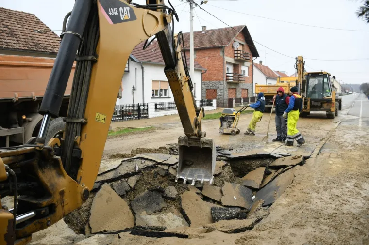 Propala cesta: Vatrogasci i&scaron;li na intervenciju pa nasred ceste upali u rupu