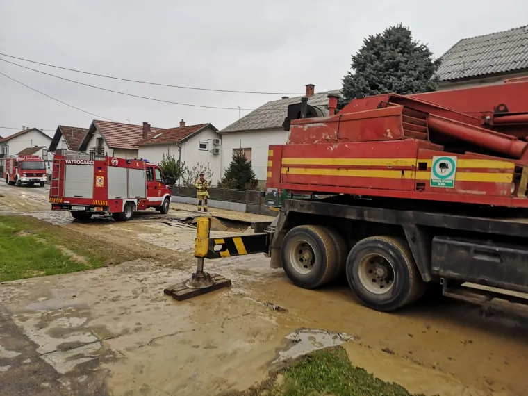 Propala cesta: Vatrogasci i&scaron;li na intervenciju pa nasred ceste upali u rupu