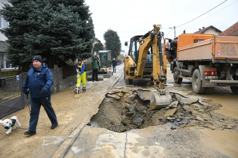 Propala cesta: Vatrogasci i&scaron;li na intervenciju pa nasred ceste upali u rupu