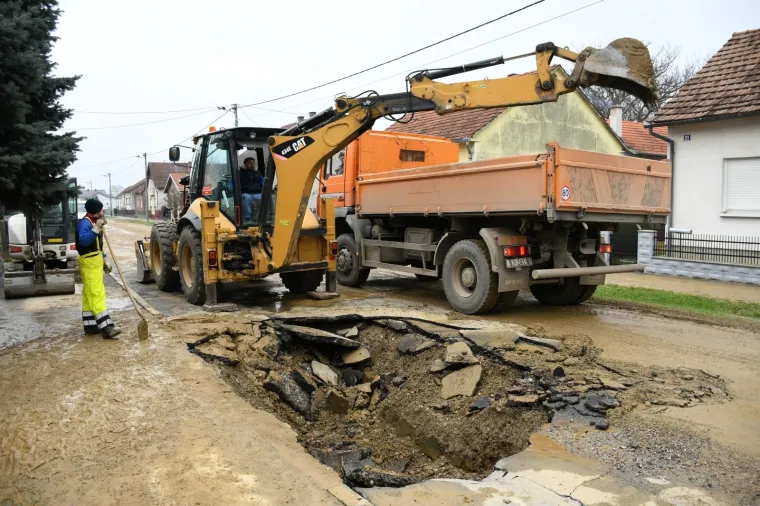 Propala cesta: Vatrogasci i&scaron;li na intervenciju pa nasred ceste upali u rupu