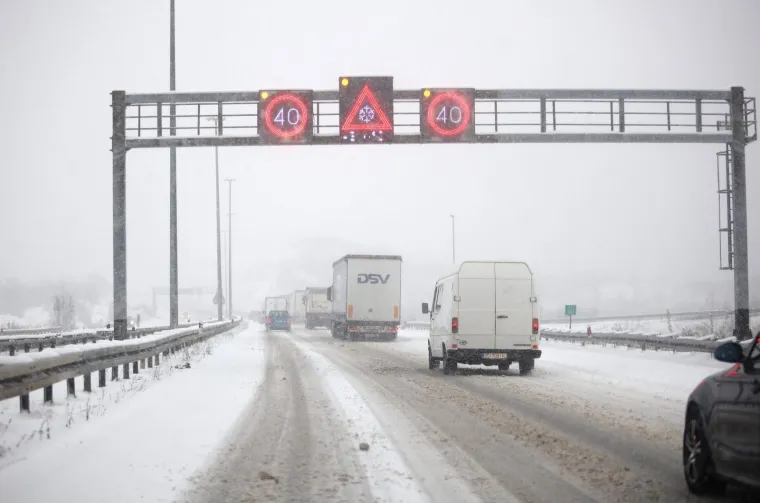 Snijeg zabijelio autocestu A1 i otežao promet, vozači stavljaju lance na automobile