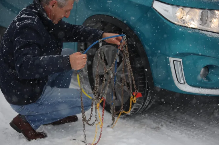 Snijeg zabijelio autocestu A1 i otežao promet, vozači stavljaju lance na automobile