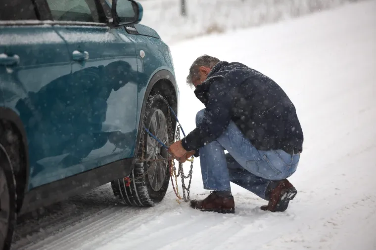 Snijeg zabijelio autocestu A1 i otežao promet, vozači stavljaju lance na automobile