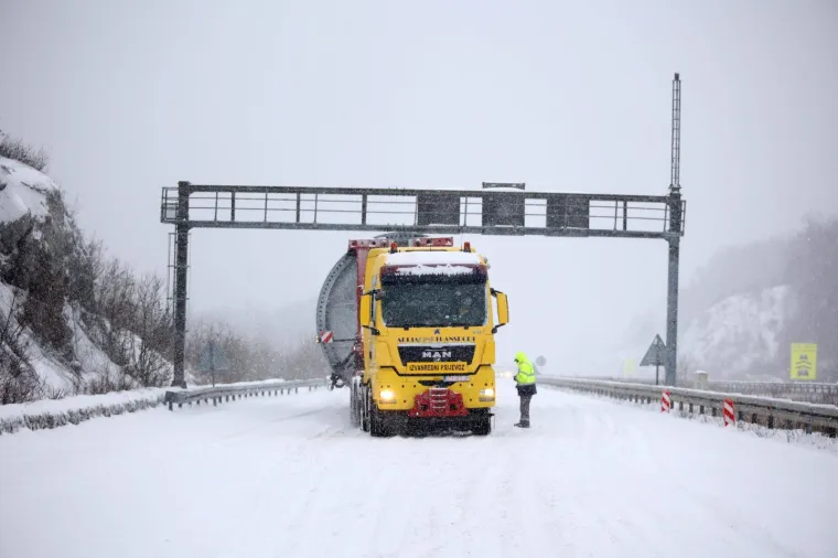 Snijeg zabijelio autocestu A1 i otežao promet, vozači stavljaju lance na automobile