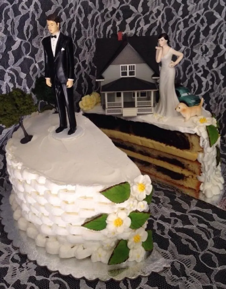 ONI SU DOVELI RAZVOD NA VIŠU RAZINU: Evo kako izgledaju torte nakon bračnog brodoloma