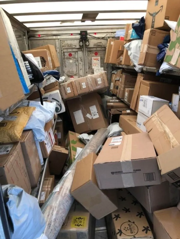 Neko vrijeme ćemo ovisiti o dostavi, no ono &scaron;to dođe, nije uvijek u besprijekornom stanju. Ekipa na  Redditu podijelila je s kakvim se sve hororima susrela, a  jedan po&scaron;tar otkrio je i kako izgleda unutra&scaron;njost kamiona i kombija...