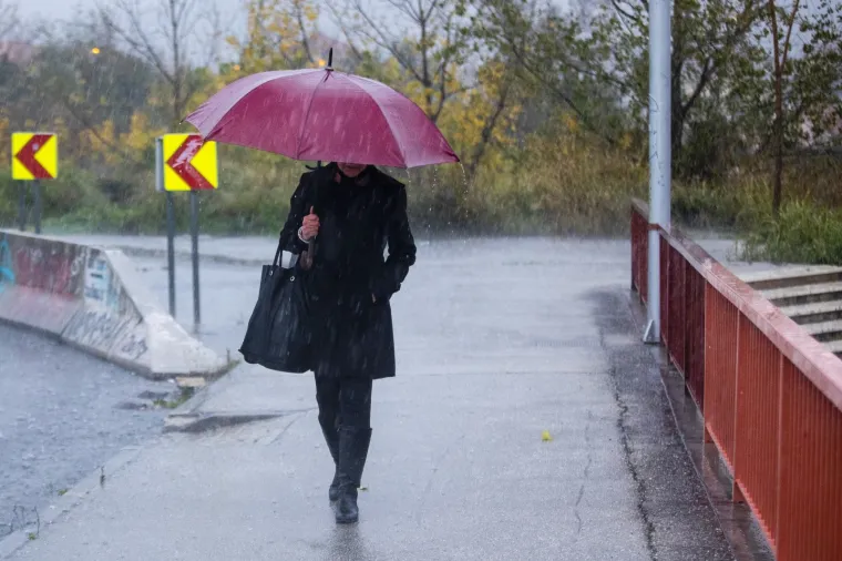 Obilne kiše poplavile su pojedine prometnice u Splitu i okolici. Dežurne službe na terenu pokušavaju normalizirati promet.