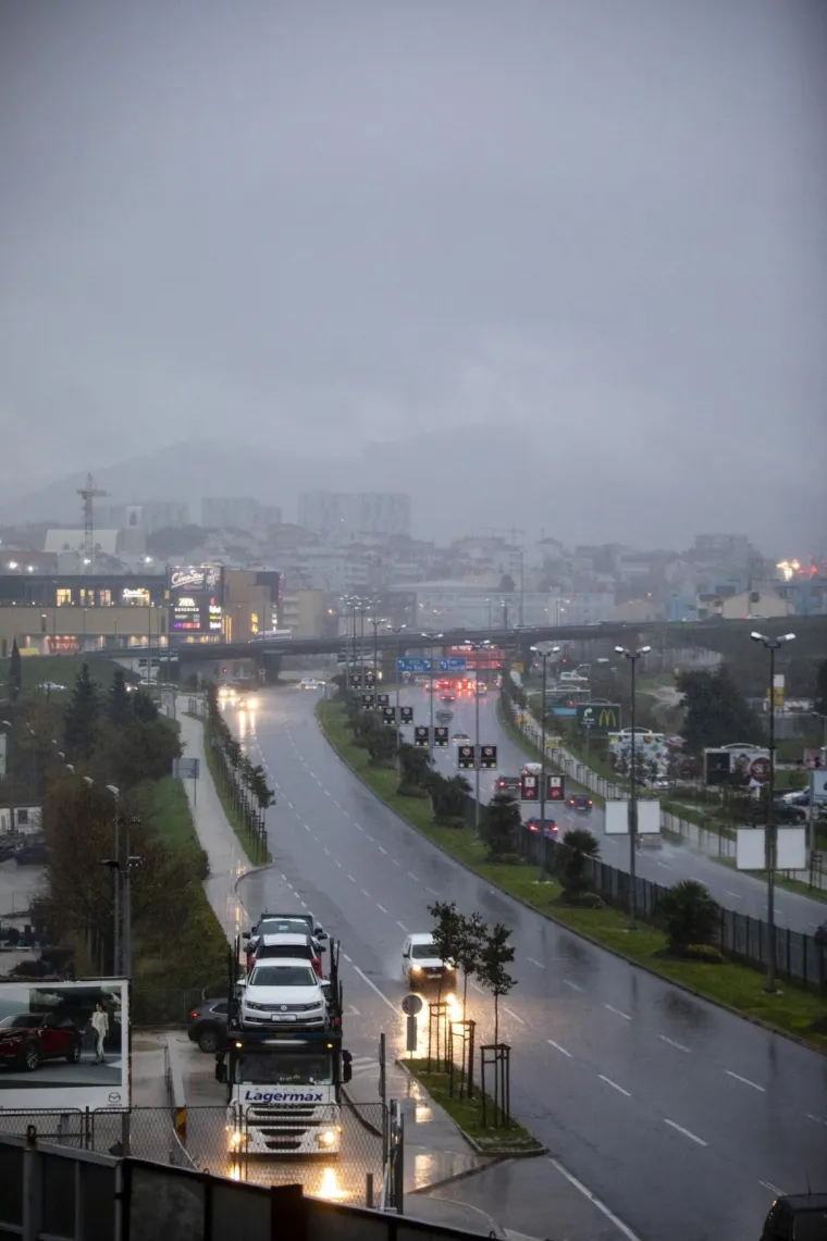 [FOTO] KAOS U SPLITU: Grad je poplavljen, prometnice su pod vodom; Vatrogasci izvlače aute i ispumpavaju vodu iz kuća i zgrada