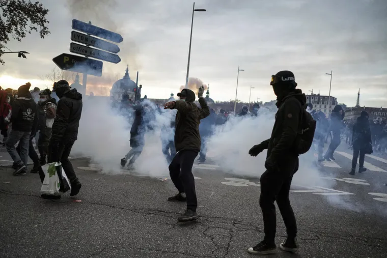 Ljuti građani Pariza iza&scaron;li na ulice: Prosvjednici pale aute i razbijaju izloge. Policija uzvraća suzavcem