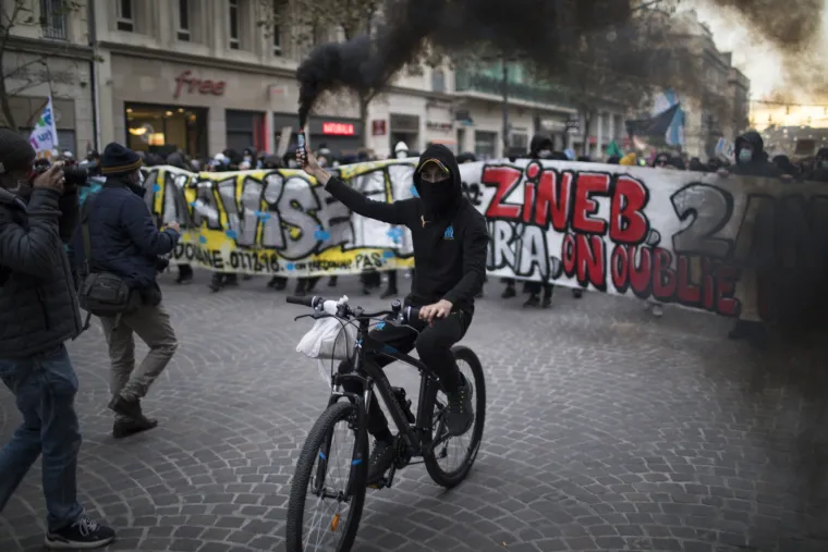 Ljuti građani Pariza iza&scaron;li na ulice: Prosvjednici pale aute i razbijaju izloge. Policija uzvraća suzavcem