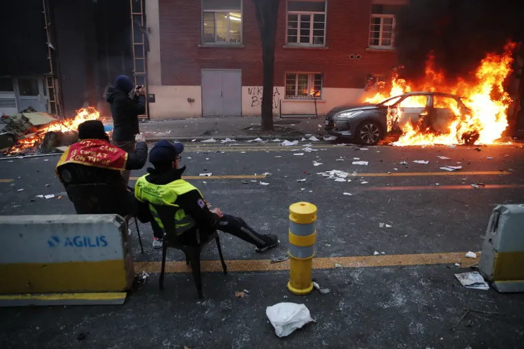 Ljuti građani Pariza iza&scaron;li na ulice: Prosvjednici pale aute i razbijaju izloge. Policija uzvraća suzavcem