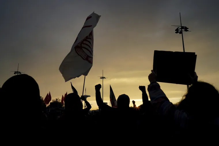 Ljuti građani Pariza iza&scaron;li na ulice: Prosvjednici pale aute i razbijaju izloge. Policija uzvraća suzavcem