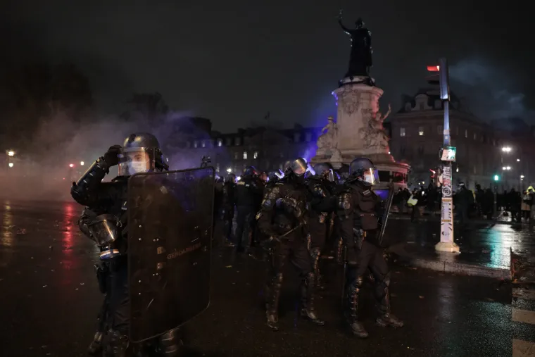 Ljuti građani Pariza iza&scaron;li na ulice: Prosvjednici pale aute i razbijaju izloge. Policija uzvraća suzavcem