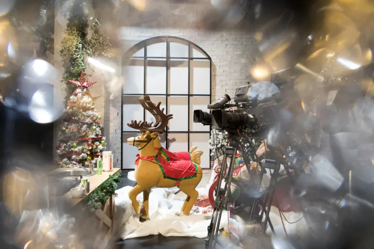 RTL-ov Studio 4 u zagrebačkom Jadran filmu izgleda kao da su ga preko noći posjetili mali vilenjaci Djeda Božićnjaka i pretvorili u pravu božićnu bajku! Vrijedna produkcijska ekipa do posljednjeg je detalja ukrasila set novog showa 'Tri, dva, jedan - ho, ho, ho!' kako bi se kandidati, žiri i voditelj, ali i gledatelji pred malim ekranima, osjećali da je Božić stigao!