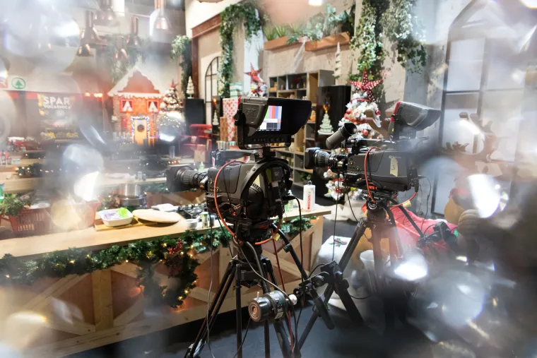 Na tisuće i tisuće lampica, šarenih kuglica i mnogih drugih božićnih ukrasa uljepšava prostrani RTL-ov studio u kojem se snima popularni kulinarski show, koji s prikazivanjem počinje sutra, u ponedjeljak u 20.45 sati.