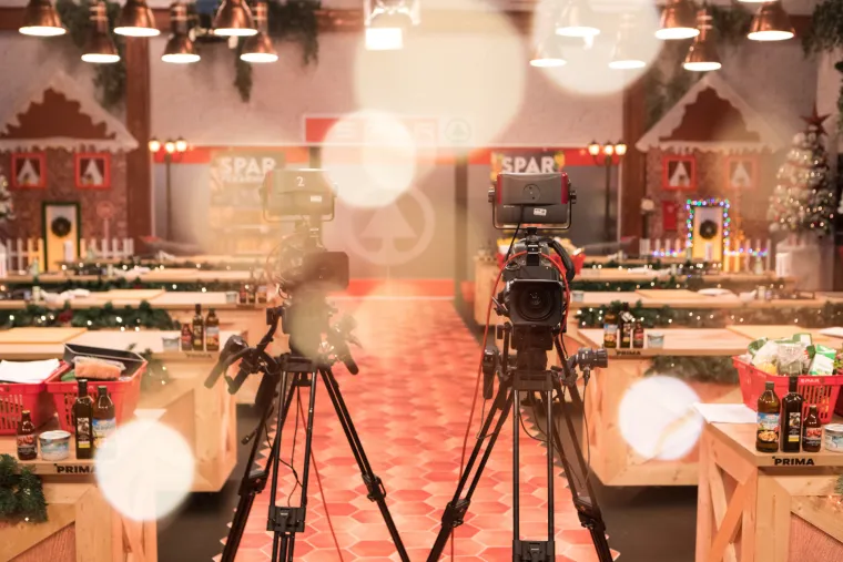 U božićnom specijalu poznatog TV formata kuhat će pet timova koji su gledateljima poznati otprije te će se pripremati slane i slatke delicije, koje svi vole vidjeti na blagdanskom stolu.