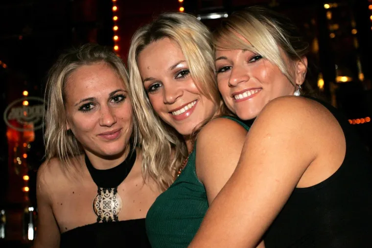 Na spomenutom tulumu partijale su i tadašnje članice grupe Feminnem - Neda Parmać, Ivana Marić i Pamela Ramljak.