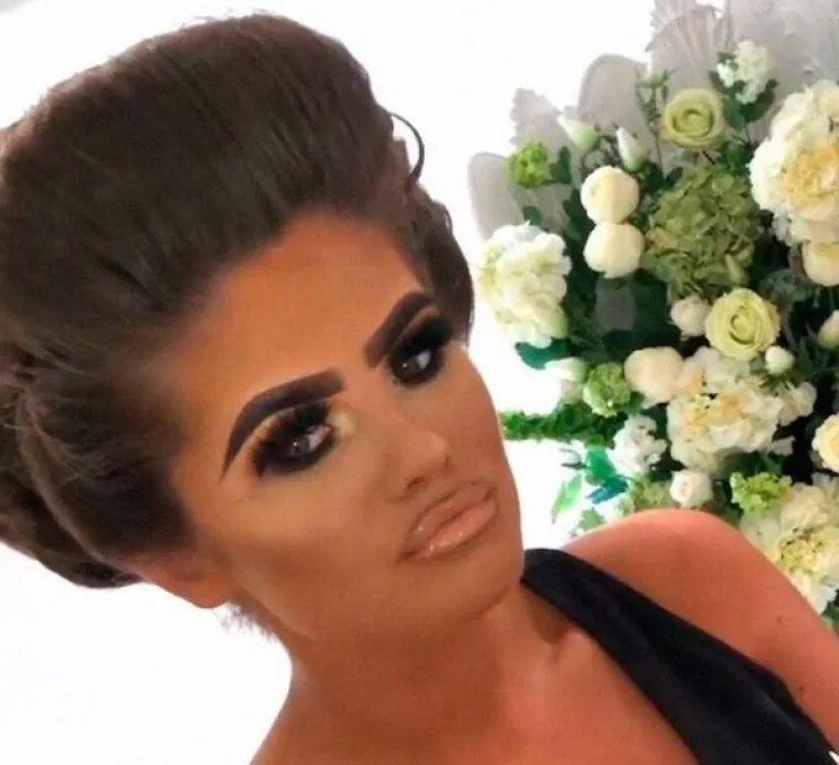 KADA SE &Scaron;MINKANJE OTME KONTROLI: Pretjerali su s kozmetikom, a svi se pitaju imaju li kod kuće ogledalo