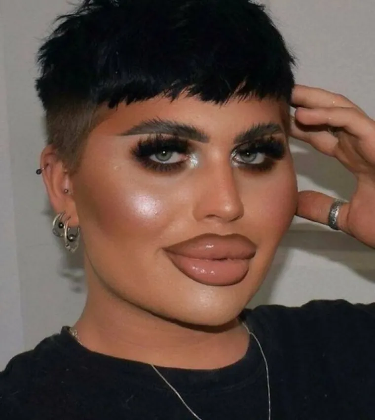 KADA SE &Scaron;MINKANJE OTME KONTROLI: Pretjerali su s kozmetikom, a svi se pitaju imaju li kod kuće ogledalo