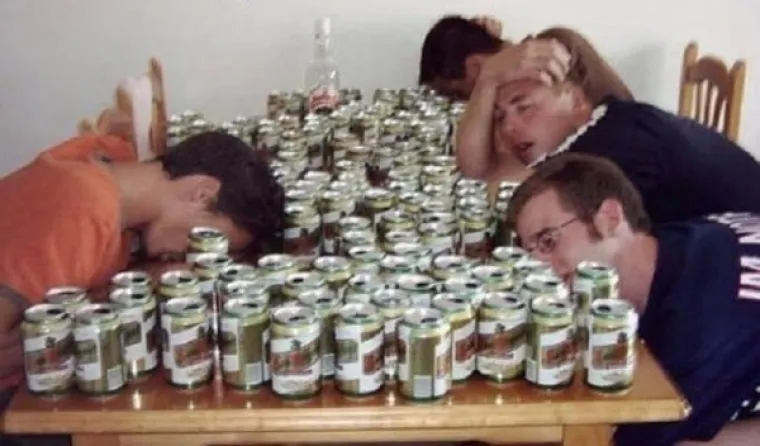 TRI FAZE VIKEND-IZLASKA: Njima se očito jako žurilo izbiti se od alkohola, ali srećom, bilo je dovoljno prisebnih za snimanje...