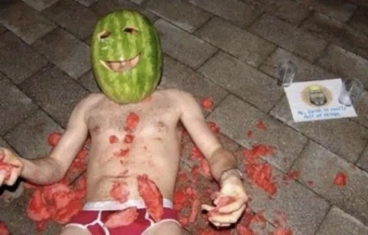 TRI FAZE VIKEND-IZLASKA: Njima se očito jako žurilo izbiti se od alkohola, ali srećom, bilo je dovoljno prisebnih za snimanje...