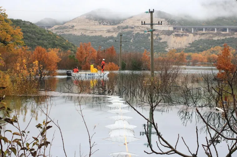 09.12.2020.,Vrgorac - 
Poplava na području Vrgorca izmakla je kontroli i nije više pod ljudskim nadzorom.
Na terenu su sve službe, HGSS, Stožer civilne zaštite grada Vrgorca, djelatnici Hrvatskih voda, Vodoprivrede, Vatrogasci DVD-a Vrgorac.
Photo:Jure Divic/Halopix/PIXSELL
