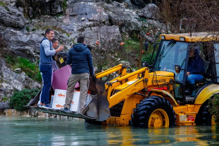 09.12.2020.,   Evakuacija mje&scaron;tana i gradnja zečjih nasipa u poplavljenom selu Kokorići
Photo: Miroslav Lelas/PIXSELL